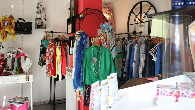 Vente de vêtements pour femme dans notre showroom à Collonges-au-Mont-d'Or.